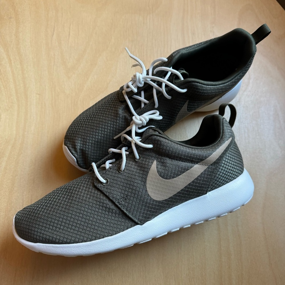 Size 11 Mens Nike Roshe One Running Shoes